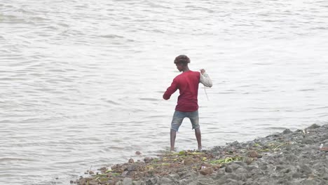 Capturar-Peces-Lanzando-Una-Red-Desde-Una-Playa-Grande