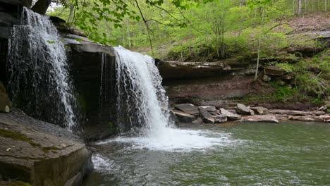 Cascada-Natural-En-La-Zona-Rural-De-Virginia-Occidental