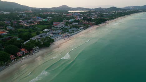 Puesta-De-Sol-Aérea-En-Koh-Samui,-Golfo-De-Tailandia,-Playa-Tropical-De-Arena-Blanca-En-Chaweng