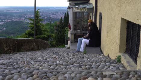 Liebhaber-Verlassen-Schönen-Ort,-Um-Mehr-Von-Der-Italienischen-Stadt-Zu-Erkunden,-Statische-Ansicht