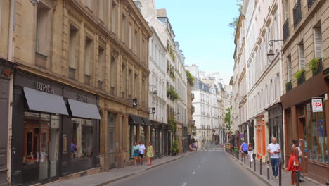 Stroll-through-the-picturesque-streets-of-Paris,-enjoying-the-historic-architecture-and-vibrant-atmosphere-on-a-sunny-day