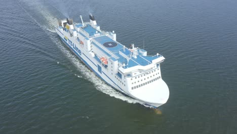 El-Ferry-Akka-De-La-Línea-TT-Avanza-En-El-Archipiélago-Finlandés