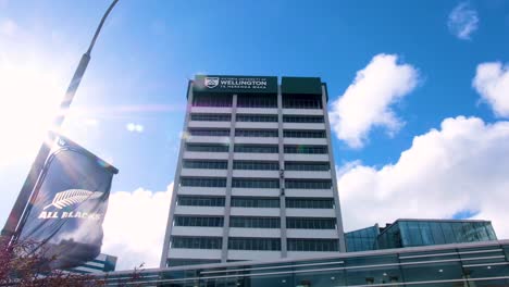 Außenansicht-Des-Campusgebäudes-Der-Victoria-University-Of-Wellington-Und-Der-All-Blacks-Flagge-In-Der-Hauptstadt-Neuseelands-Aotearoa