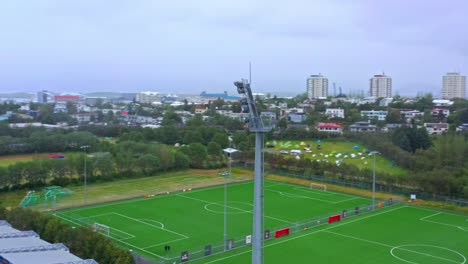 Una-Imagen-De-Un-Dron-Muestra-Un-Partido-En-El-Estadio-De-Fútbol-De-Laugardalsvollur