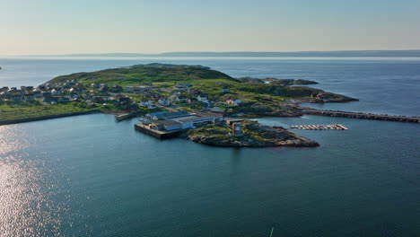 Un-Dron-Sobrevuela-Las-Instalaciones-De-Producción-De-Cangrejo-Real-En-Pykeija,-Un-Día-Soleado-En-Noruega