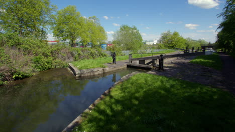 Toma-Panorámica-Extra-Amplia-Que-Mira-Hacia-Abajo-Por-Una-Esclusa-De-Canal-Estrecha-En-Stret-Lock-En-El-Canal-Chesterfield