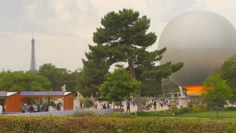 Der-Olympische-Kessel-Im-Tuileriengarten-Mit-Eiffelturm-Im-Hintergrund,-Paris