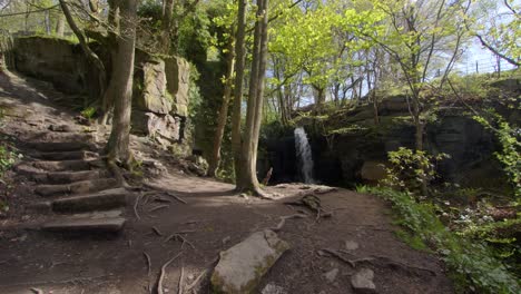 Toma-Panorámica-De-La-Plataforma-De-Observación-De-Las-Cascadas-De-Lumsdale-Con-Una-Cascada-Al-Fondo-En-Matlock