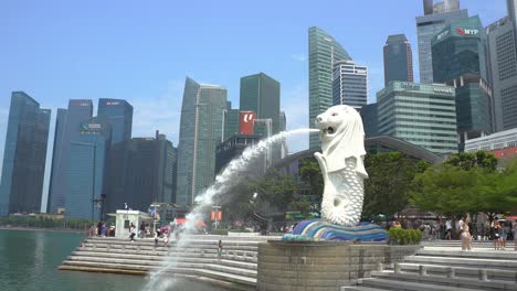 Merlion-monument-against-a-background-of-the-skyline