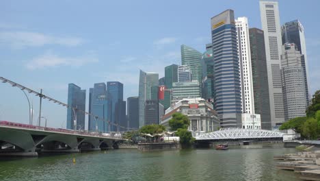 Blick-Auf-Die-Skyline-Von-Singapur-An-Einem-Sonnigen-Und-Feuchten-Tag