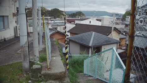 Wohngebiet-Des-Fischereihafens-Und-Dorfes-Saikazaki-In-Wakayama,-Japan