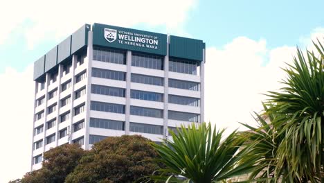 Primer-Plano-Del-Edificio-Del-Campus-De-La-Universidad-Victoria-De-Wellington-Y-El-Cartel-En-La-Ciudad-Capital-De-Nueva-Zelanda,-Aotearoa