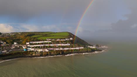 Sanft-Wölbte-Sich-Der-Regenbogen-über-Dem-Hafen-Und-Streifte-Das-Azurblaue-Meer