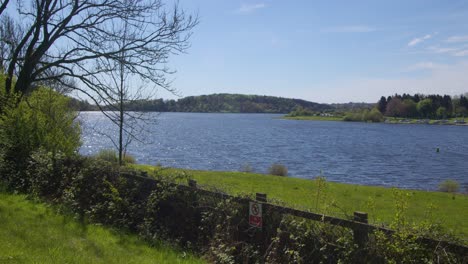 Weite-Aufnahme-Mit-Blick-östlich-Des-Ogston-Wasserreservoirs,-Aufgenommen-Am-Nordparkplatz