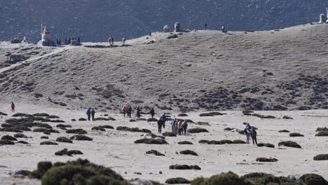 Grupo-De-Excursionistas-Y-Montañeros-Que-Abandonan-El-Campamento-Base-En-Nepal