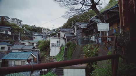 Casas-Tradicionales-En-El-Puerto-Pesquero-Y-Pueblo-De-Saikazaki-En-Wakayama,-Japón