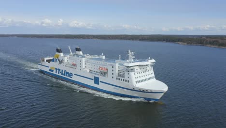 El-Ferry-Akka-De-La-Línea-TT-Avanza-En-El-Archipiélago-Finlandés