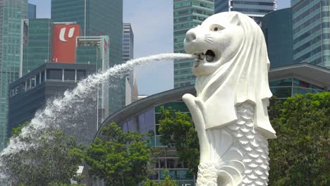 Nahaufnahme-Des-Merlion-Vor-Dem-Hintergrund-Der-Skyline