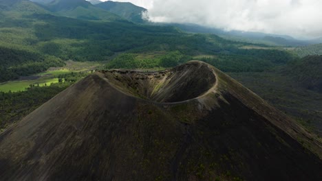 Drohnenumlaufbahn-Und-Verfolgung-Des-Vulkankraters-Paricutin-In-Michoacan