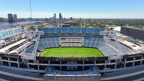 Estadio-Everbank-En-Jacksonville,-Florida,-Con-El-Horizonte-Del-Centro-De-La-Ciudad-Visible-Al-Fondo