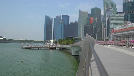 Blick-Auf-Die-Skyline-Von-Singapur-An-Einem-Sonnigen-Und-Feuchten-Tag