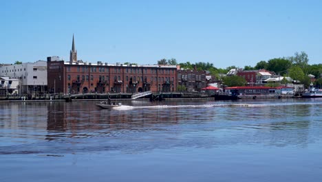 El-Centro-De-Wilmington,-Carolina-Del-Norte,-Desde-El-Otro-Lado-Del-Canal