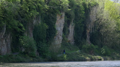 Wide-shot-of-the-lake-pond-and-limestone-gorge-at-Creswell-Crags,-Worksop