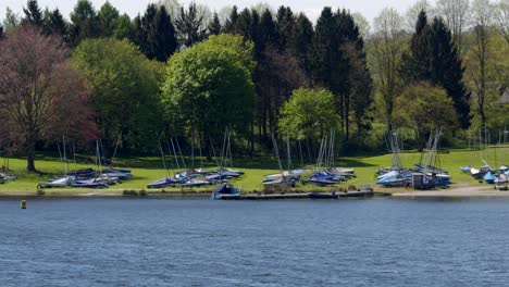 Toma-Panorámica-De-Barcos-De-Vela-Que-Miran-Al-Sur-Del-Embalse-De-Ogston-Tomada-En-El-Estacionamiento-Norte