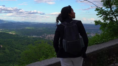 Mujer-Joven-Disfruta-De-Vistas-Panorámicas-Del-Paisaje-Italiano,-Vista-Posterior