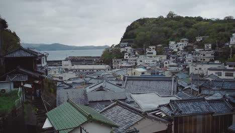 Pueblo-Del-Puerto-Pesquero-De-Saikazaki-Durante-Un-Día-Nublado-En-Wakayama,-Japón