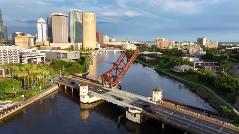 Río-Hillsborough-Con-Un-Puente-Ferroviario-Elevado-Y-El-Horizonte-Del-Centro-De-Tampa-Al-Fondo