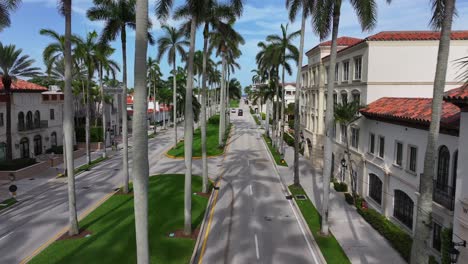 Royal-Palm-Way-In-West-Palm-Beach,-Florida