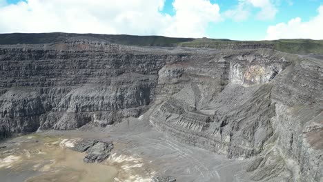 Vista-Aérea-Del-Monte-Karthala-O-Volcán-Activo-Karthola-En-La-Isla-De-Gran-Comora-En-Comoras,-Dron-Sobrevolando-La-Formación-Rocosa-De-Lava-Del-Cráter