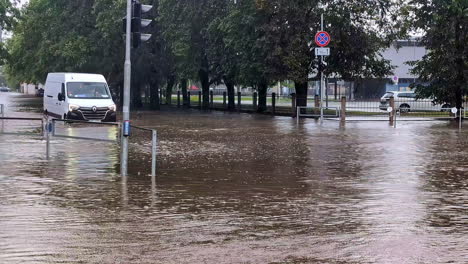 Intersección-De-Calles-De-La-Ciudad-Inundada-Por-Fuerte-Lluvia-En-Jelgava,-Letonia