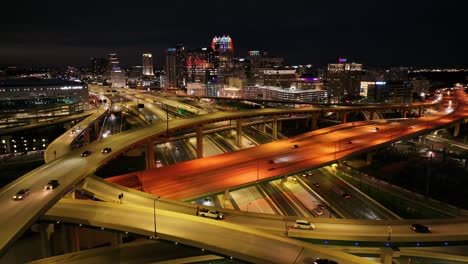 Die-Nächtliche-Skyline-Von-Orlando-Mit-Hellen-Autobahnkreuzen,-Die-Sich-Durch-Die-Stadt-Schlängeln