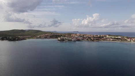 Costa-Del-Golfo-Aranci-En-El-Mar-Tirreno-En-Cerdeña,-Italia