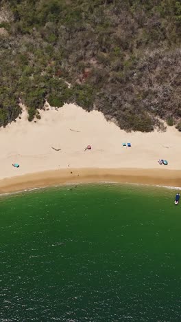 Hiperlapso-Aéreo-Vertical-De-Una-Playa-En-Huatulco,-Oaxaca.