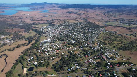 Ciudad-Y-Localidad-De-Kilcoy-En-La-Región-De-Somerset,-Queensland,-Australia---Panorámica-Aérea