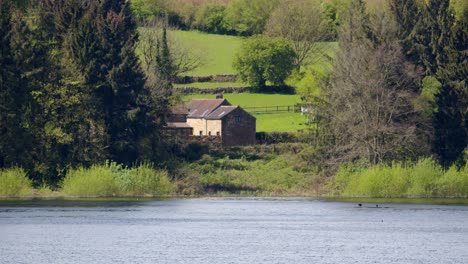 Totale-Aufnahme-Von-Gebäuden-Westlich-Des-Ogston-Wasserreservoirs,-Aufgenommen-Auf-Dem-Nordparkplatz