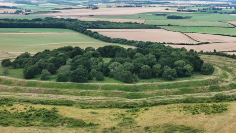 Luftaufnahme-über-Badbury-Umringt-Historische-Konzentrische-Hügelkämme-In-Der-Britischen-Landschaft-Von-Dorset