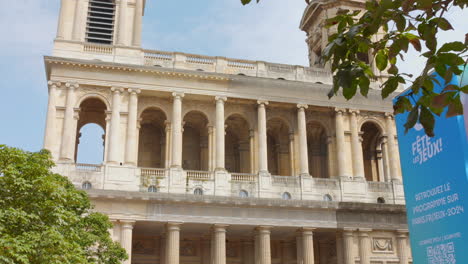 La-Iglesia-De-Saint-Sulpice-En-París,-Decorada-Para-Los-Juegos-Olímpicos,-Un-Día-Soleado