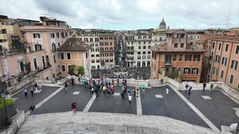 Mirando-Desde-La-Iglesia-De-Trinità-Dei-Monti-Hacia-La-Plaza-De-España-En-Roma,-Italia---Time-Lapse