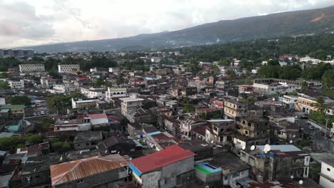 Un-Dron-Vuela-Sobre-La-Ciudad-De-Moroni,-Capital-Del-Archipiélago-Volcánico-De-Las-Comoras,-En-La-Costa-Este-De-África.