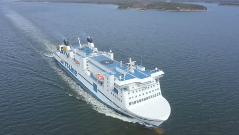 El-Ferry-Akka-De-La-Línea-TT-Avanza-En-El-Archipiélago-Finlandés