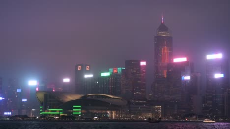 Vista-Nocturna-Del-Puerto-Victoria-Que-Muestra-El-Vibrante-Horizonte-De-Hong-Kong-Y-El-Centro-De-Convenciones-Y-Exposiciones-De-Hong-Kong.-