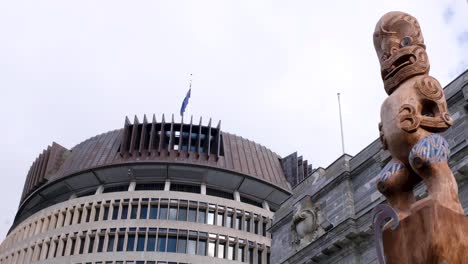 Blick-Auf-Das-Beehive-Parlamentsgebäude-Und-Maori-Te-Khui-Mauri-Taonga-In-Der-Hauptstadt-Wellington,-Neuseeland,-Aotearoa