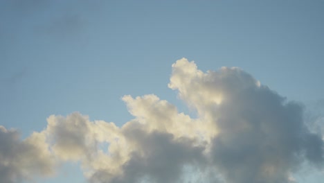 Cielo-Azul-Con-Nubes,-Con-Un-Rayo-De-Luz-Que-Pasa-Entre-Ellas.