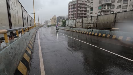 A-Veces-El-Tráfico-En-El-Puente-Es-Intenso-Incluso-Con-Lluvia-Continua.