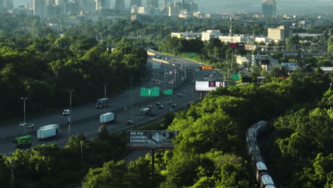 Tráfico-En-Una-Carretera-Muy-Transitada-En-Nashville,-Tennessee