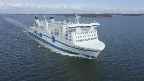 El-Ferry-Akka-De-La-Línea-TT-Avanza-En-El-Archipiélago-Finlandés